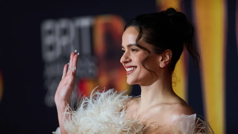 Rosalía sorprende a su novia con una serenata a la cama/ Netflix estrena “Tribeca 25”, el documental que sigue a Robert De Niro y su respuesta al 11-S/ Ricky Martin vuelve a sus grandes canciones con “ReVivo”