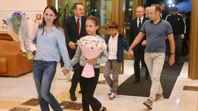 Vladimir Putin recibe a prisioneros rusos liberados
