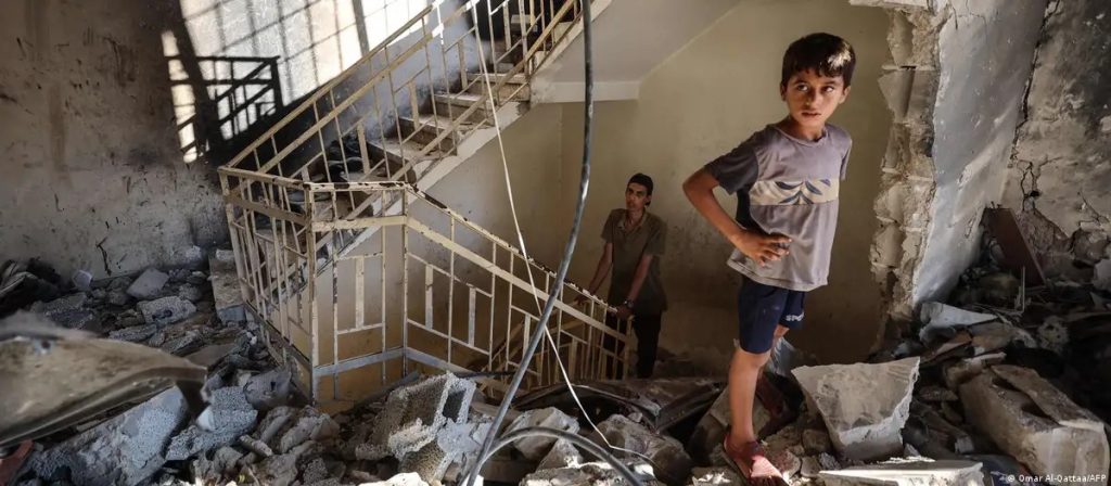 un niño palestino entre los escombros