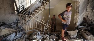 un niño palestino entre los escombros