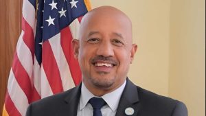 Brian DePeña, el alcalde de Lawrence acusado de fraude