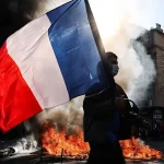 El gobierno de Francia decreta toques de queda y condena a los “ladrones” y “delincuentes” detrás de los violentos disturbios/ Galeria de fotos de las protestas