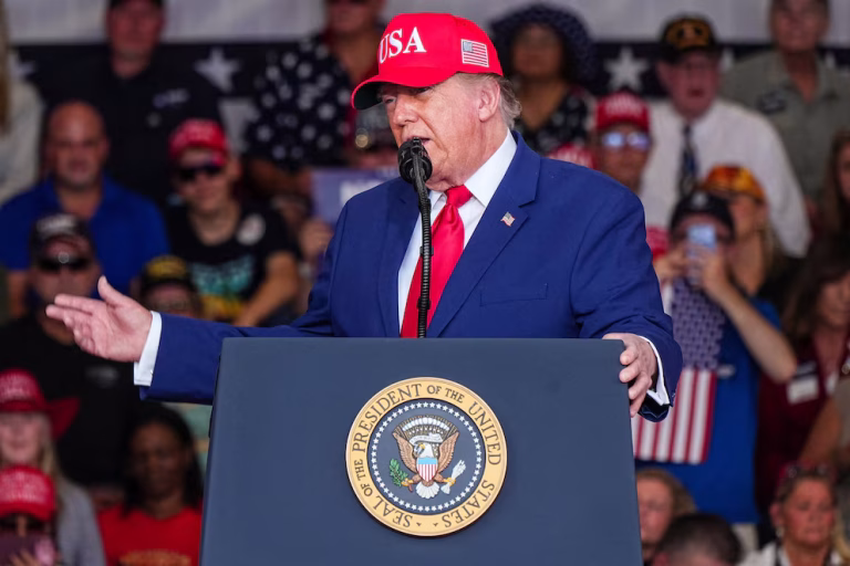 Donald Trump dijo que Francia “está en llamas” y “destrozado” por la inmigración: “¡Cierren sus fronteras y tomen el control!”