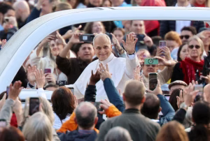 El Papa León saluda a los fieles
