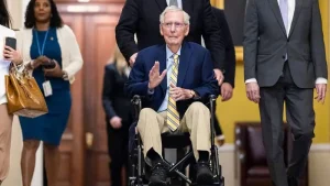 El senador Mitch McConnell, de 84 años