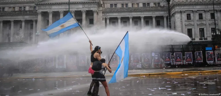 Marcha universitaria culmina en disturbios en Buenos Aires