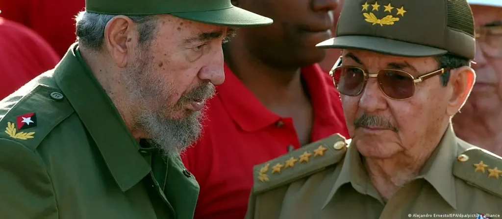 Fidel y Raul Castro