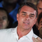 Flávio Bolsonaro habría salido de Brasil y viajaría a Estados Unidos en un vuelo privado desde Argentina