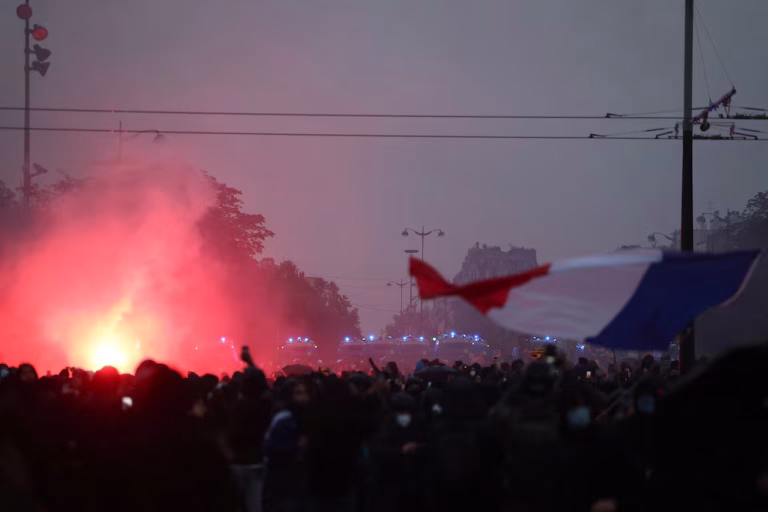 | Disturbios en Francia: el gobierno reportó casi mil detenidos tras una nueva jornada de violentas protestas