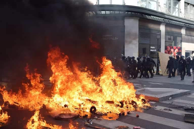 Nueva jornada de protestas e incidentes en Francia: hubo disturbios en varias ciudades del país y al menos 100 detenidos