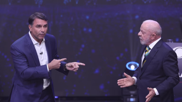 Lula y Flávio Bolsonaro chocan en debate por las sospechas de corrupción de sus entornos