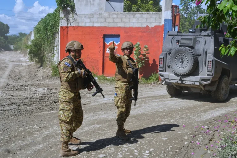 Noticias directamente de El Salvador: Bukele prolonga operación en Haití e intervención de más tropas