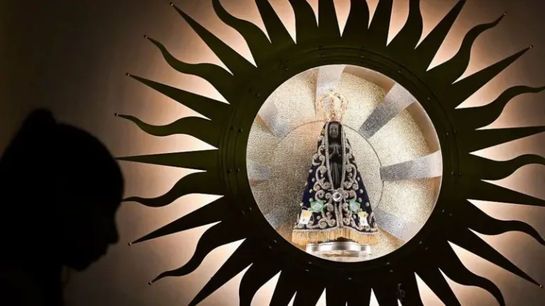 Reportaje BBC: Por qué los católicos votan más a Lula, los evangélicos a Bolsonaro y cómo una polémica por una virgen influye en las elecciones de Brasil