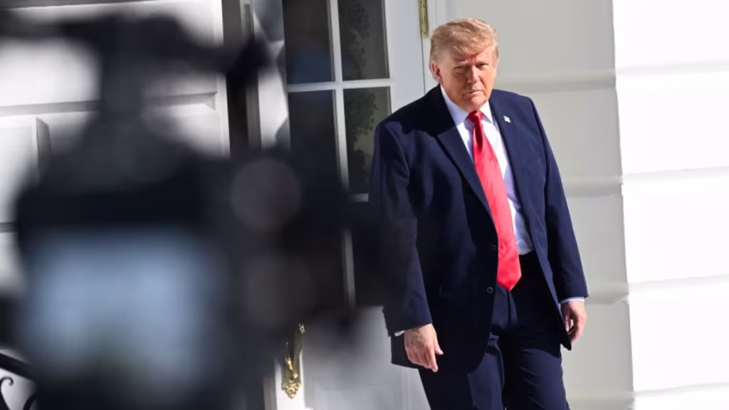 Trump en el jardin sur de la Casa Blanca