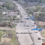 Ucranianos desesperados arriesgan su vida al escapar de una ciudad controlada por Rusia mientras caminan por rutas minadas