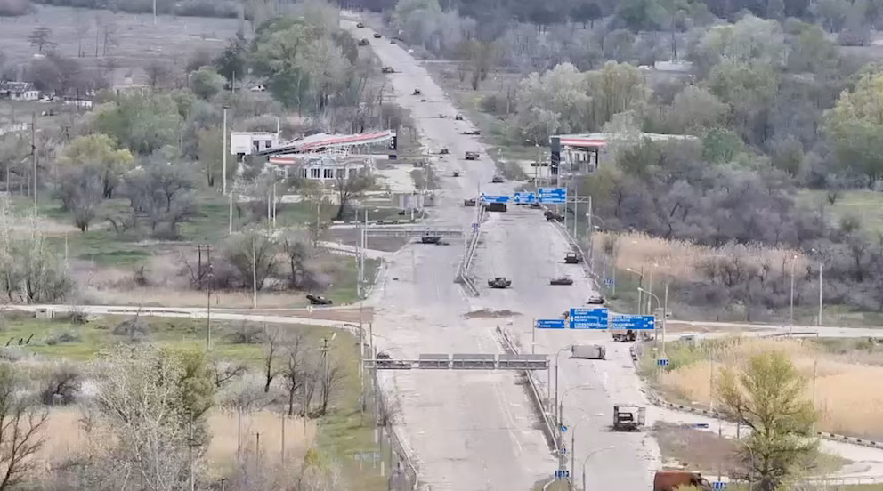 Una imagen fija extraída de un vídeo grabado por un dron muestra vehículos destruidos en una calle de Oleshky